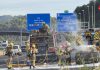 Un cotxe totalment destruit per les flames a l’autovia A2