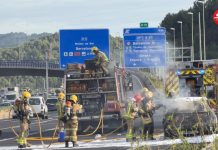 Un cotxe totalment destruit per les flames a l’autovia A2